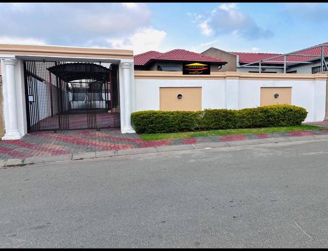 3 BEDROOM HOUSE FOR SALE IN FLEURHOF